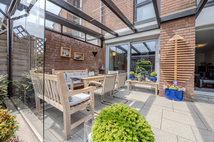 Überdachte Terrasse am Wohnraum