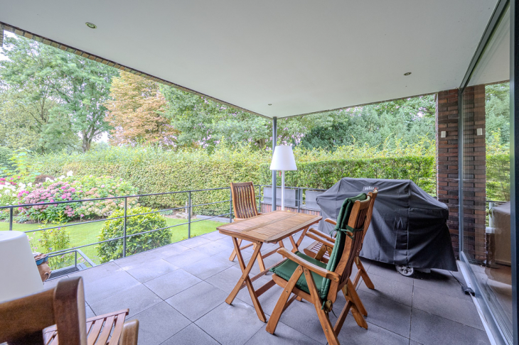 Überdachte Terrasse gen Süd-West