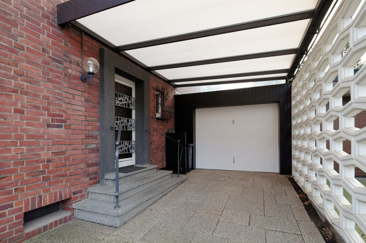 überdachter Eingang mit Garage