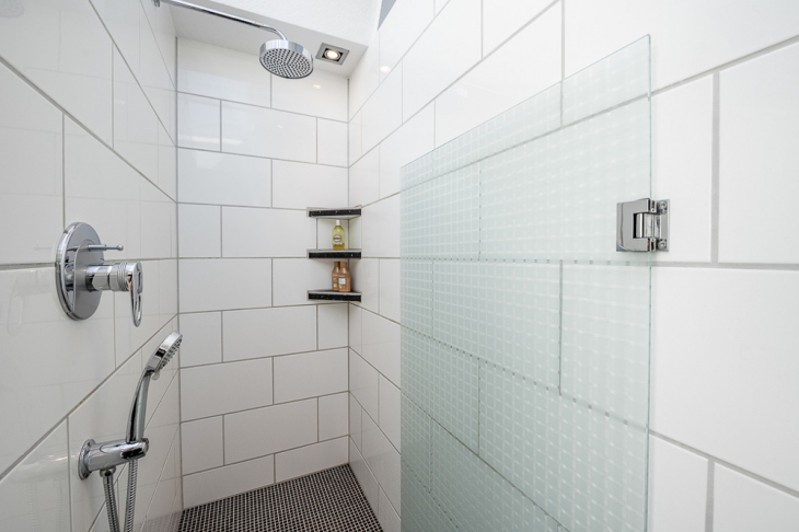 und bodentiefe Dusche