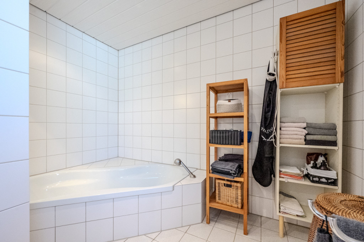 und Eckbadewanne