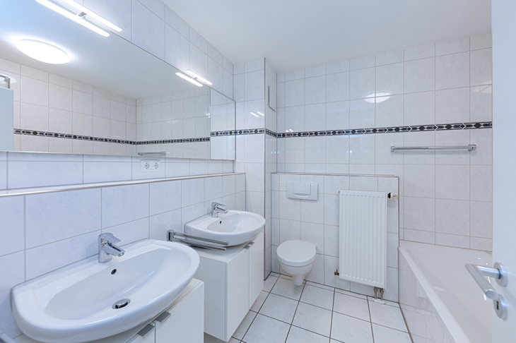 Voll ausgestattetes Badezimmer 