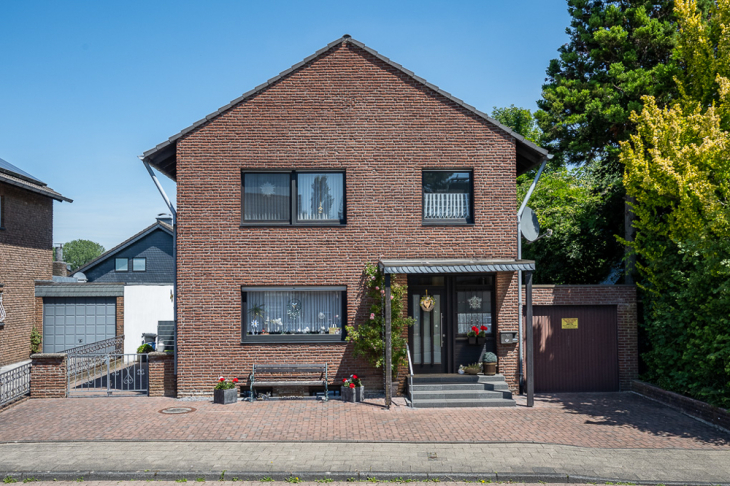 Vorderansicht mit Garage