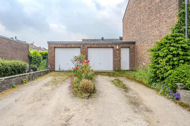 Vorplatz mit Garagen