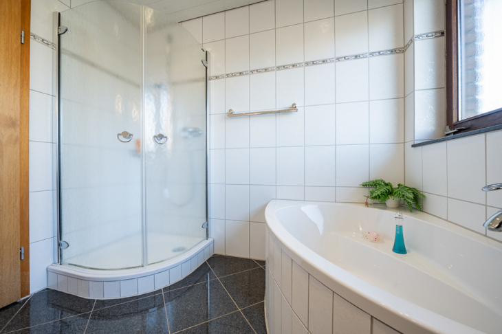Wanne und Dusche
