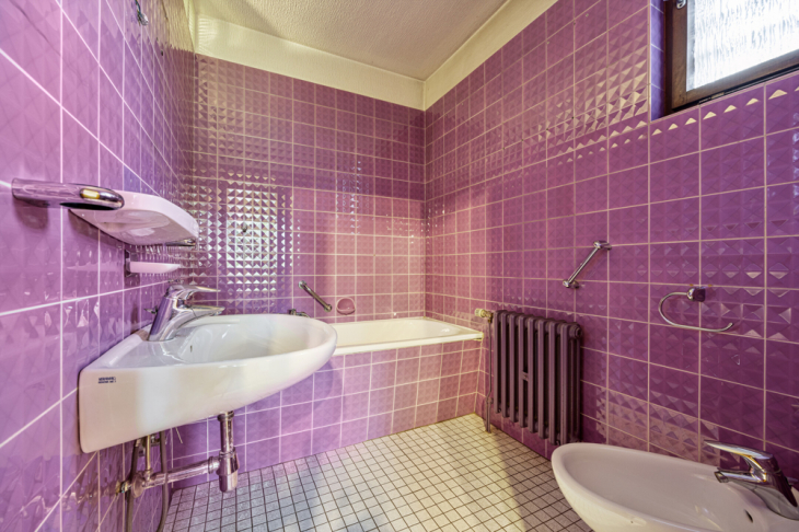 Wannenbadezimmer en suite Elternschlafzimmer