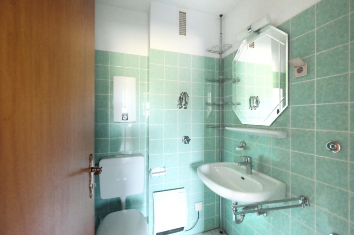 Wannenbadezimmer innenliegend