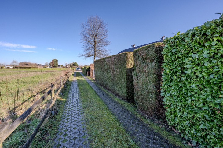 Weg zu den Stellplätzen und Garagen