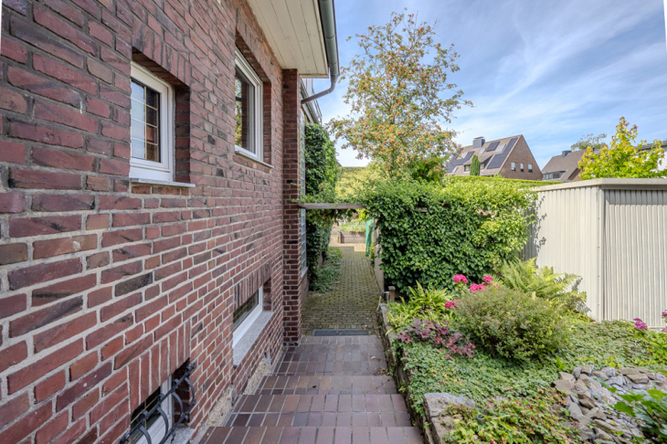 Weg zum Garten Ostseite