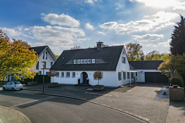 Klassische weiße Familienvilla direkt am Uerdinger Stadtpark: stilvolles und großzügiges Wohnen! Einfamilienhaus in Krefeld / Uerdingen