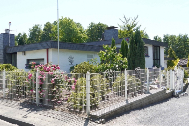 weißer Bungalow