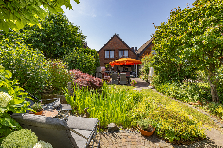 weitere Ansicht Garten mit Blick auf Haus