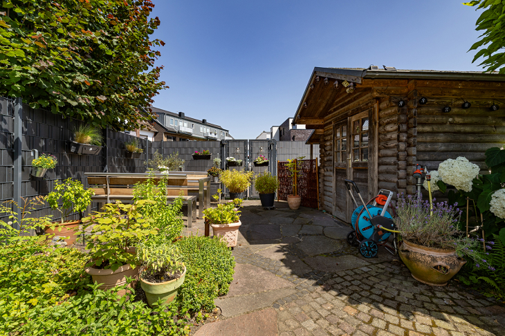 weitere Ansicht Garten mit Blockhaus