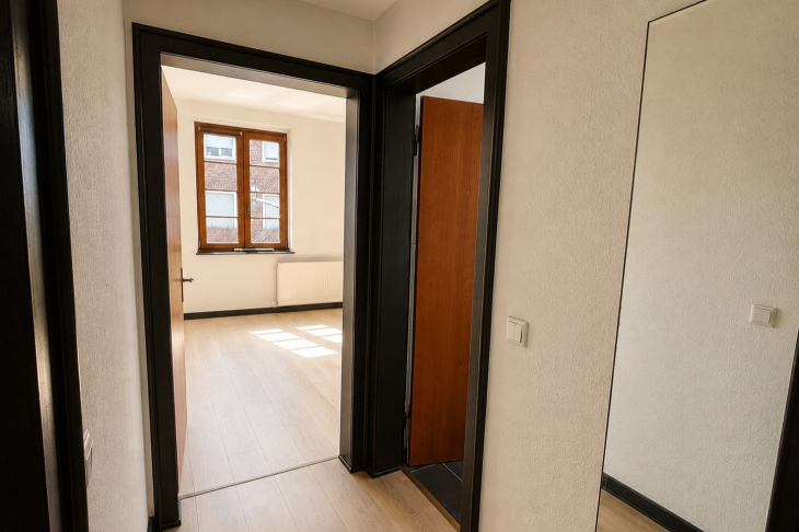 Weiterer Flur mit Blick zum Schlafzimmer