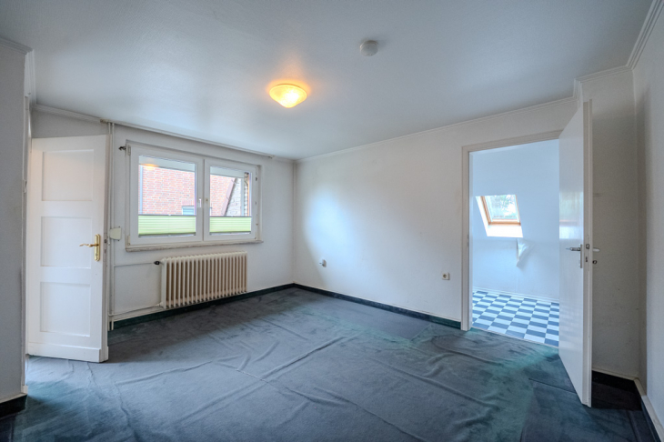 Weiteres Schlafzimmer mit Zugang zum Bad