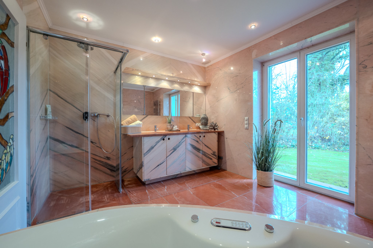 Whirl-Pool-Wanne und bodentiefe Dusche 