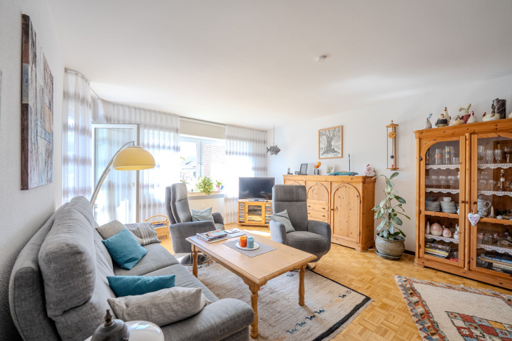 Wohn- und Essbereich mit Zugang zum Balkon - Wohnung 1. OG