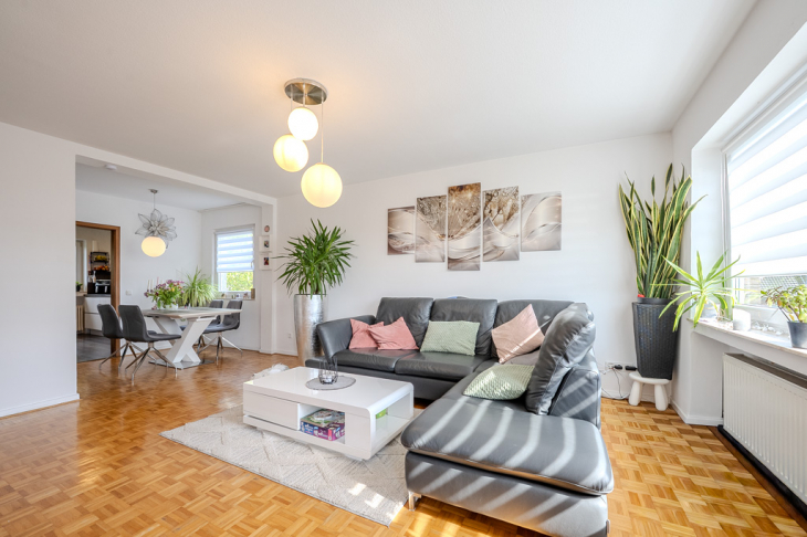 Wohn- und Essbereich mit Zugang zur Küche - Wohnung 2. OG