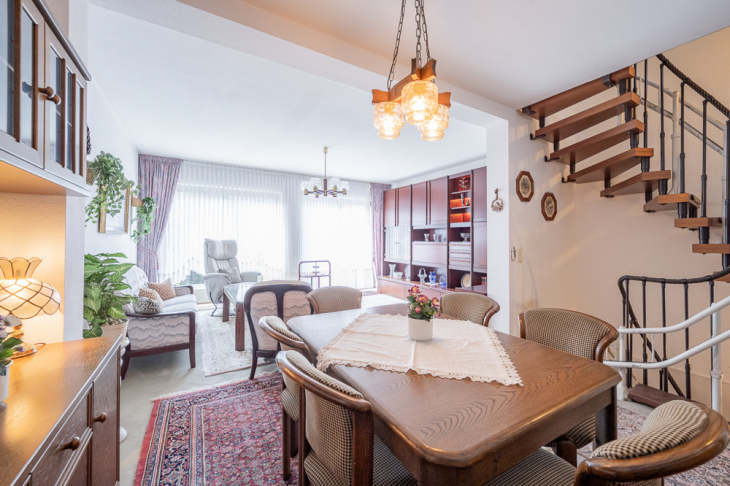 Wohn- und Esszimmer mit Treppenaufgang