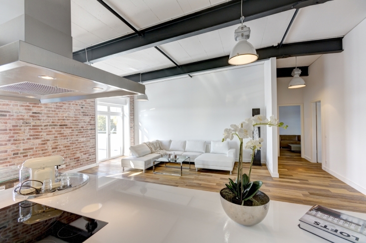 Wohnbereich mit Blick ins Arbeitszimmer