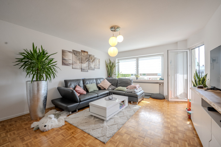 Wohnbereich mit Zugang zum Balkon - Wohnung 2. OG