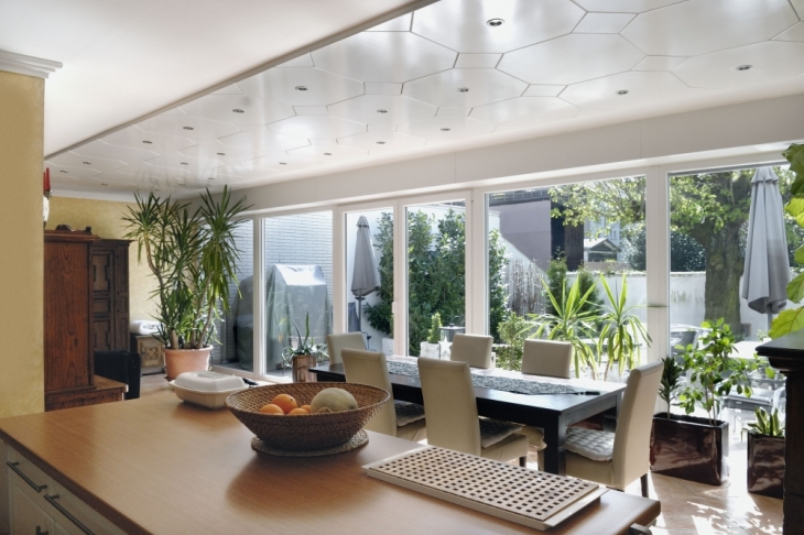 Wohnküche mit großer Glasfront
