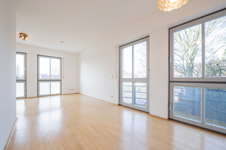 Wohnraum mit Ausgang zum Balkon