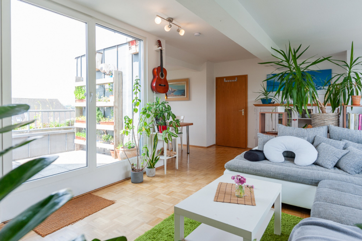 Wohnraum mit Balkonzugang