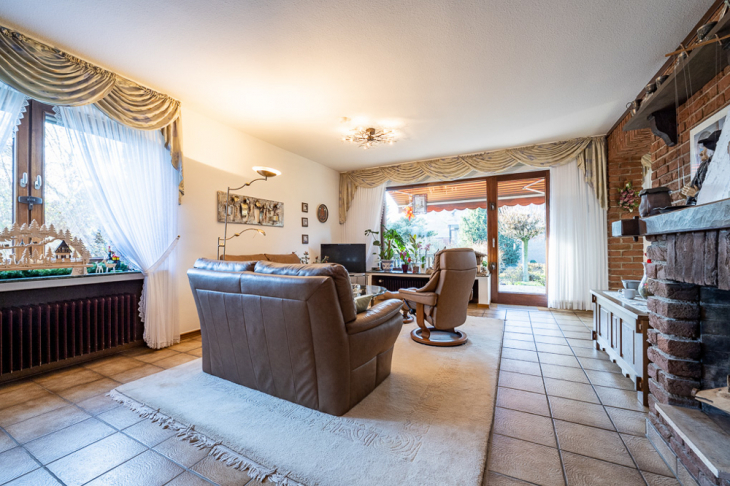 Wohnraum mit Blick zur Terrasse