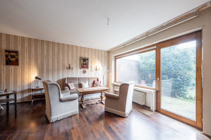 Wohnraum mit großen Fensterflächen