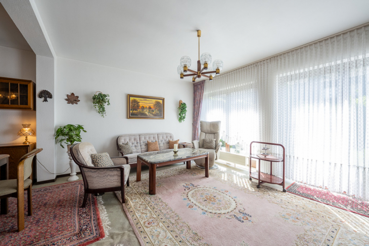 Wohnraum mit großen Fensterflächen