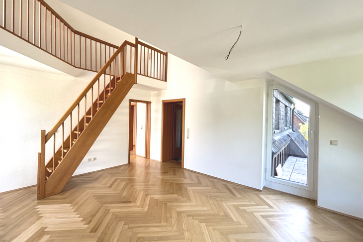 Wohnraum mit Tür zum Balkon
