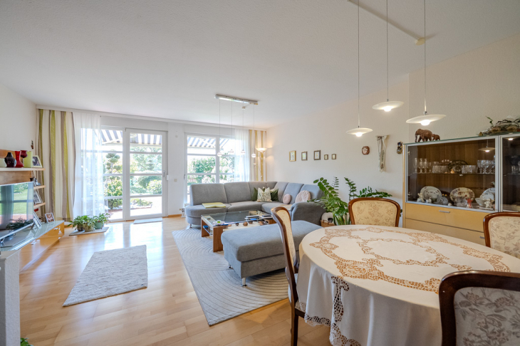 Wohn-und Essbereich mit Zugang zur Terrasse