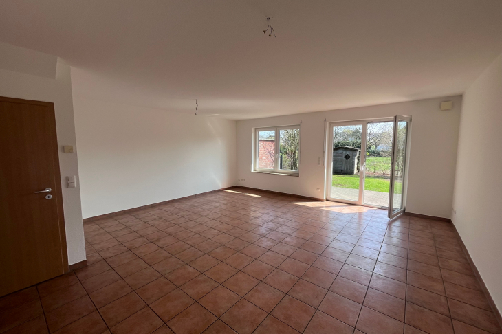Wohn-und Essbreich mit Blick in den Garten