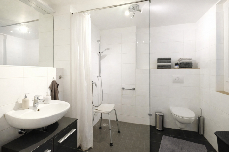 Wohnung Nr. 1, Badezimmer mit Fenster