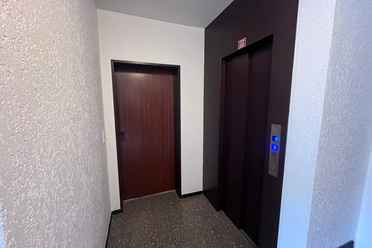 Wohnungseingang mit Aufzug direkt vor der Türr