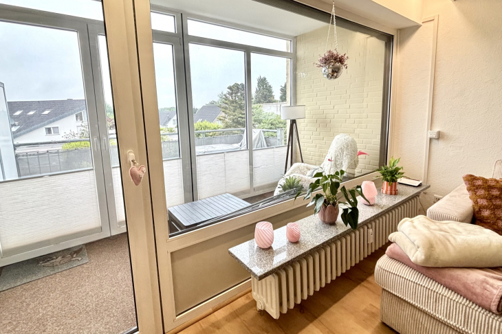 Wohnzimmer mit angeschlossener Loggia