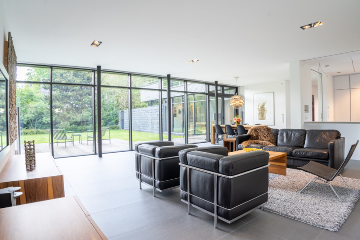 Wohnzimmer mit Blick in den Garten