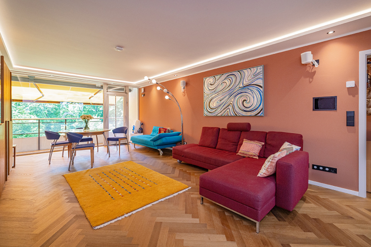 Wohnzimmer mit Blick zum Balkon