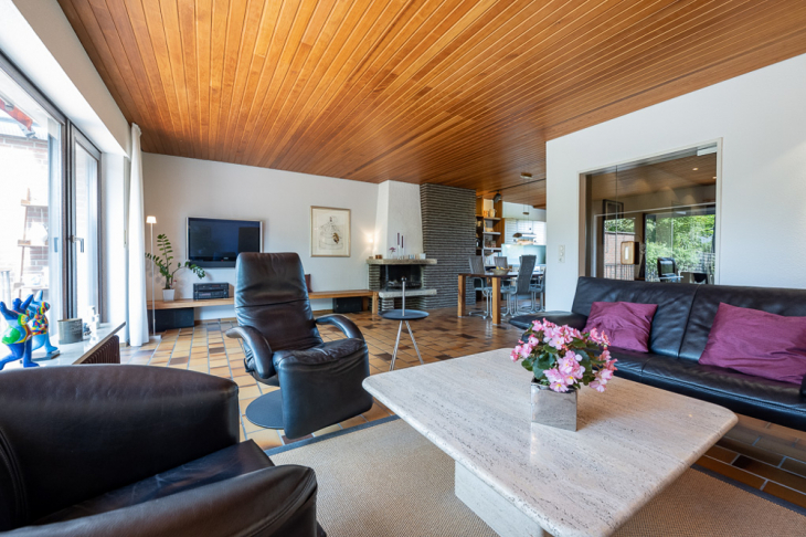 Wohnzimmer mit Blick zum Kamin
