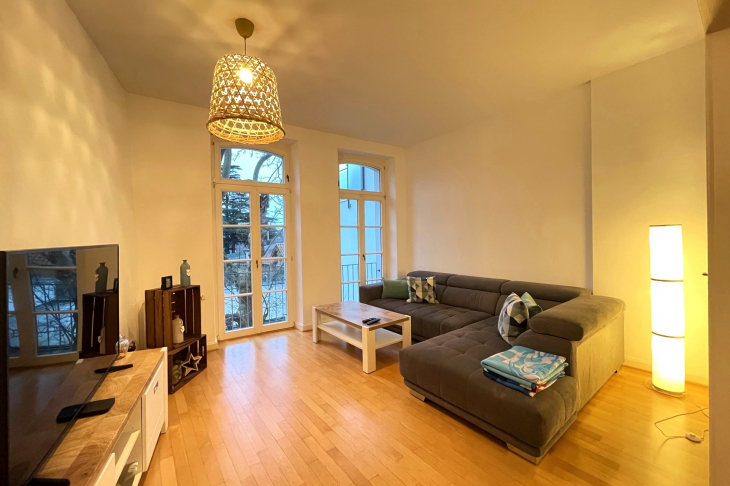 Wohnzimmer mit bodentiefen Fenstern zur Hofseite