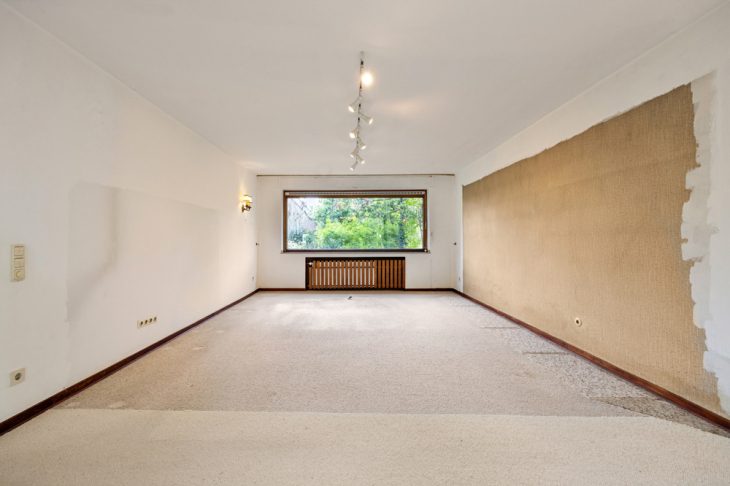Wohnzimmer mit Fenster Straßenseite