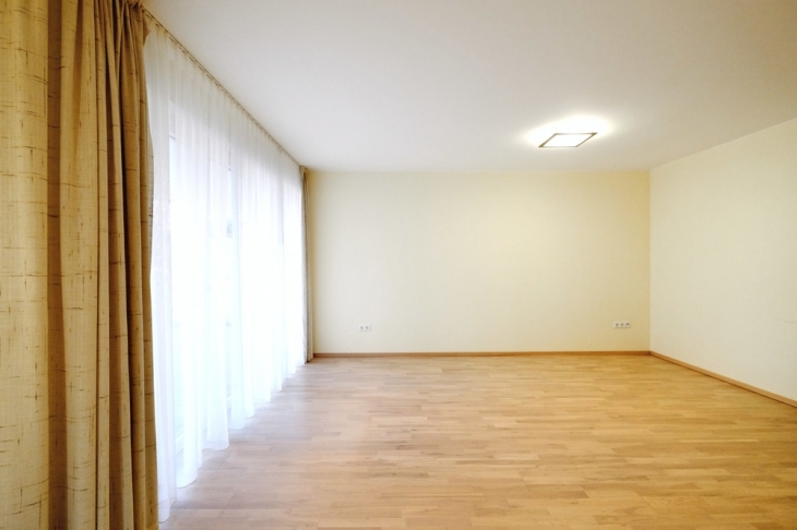 Wohnzimmer mit großem Fensterelement zur Terrasse