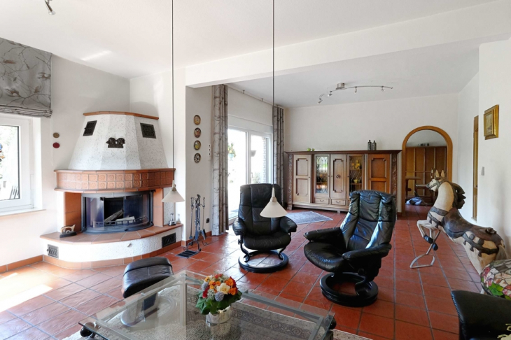 Wohnzimmer mit Kamin