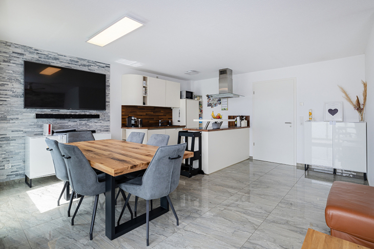 Wohnzimmer mit offener Küche