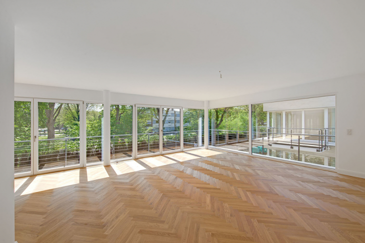 Wohnzimmer mit Panoramafenster