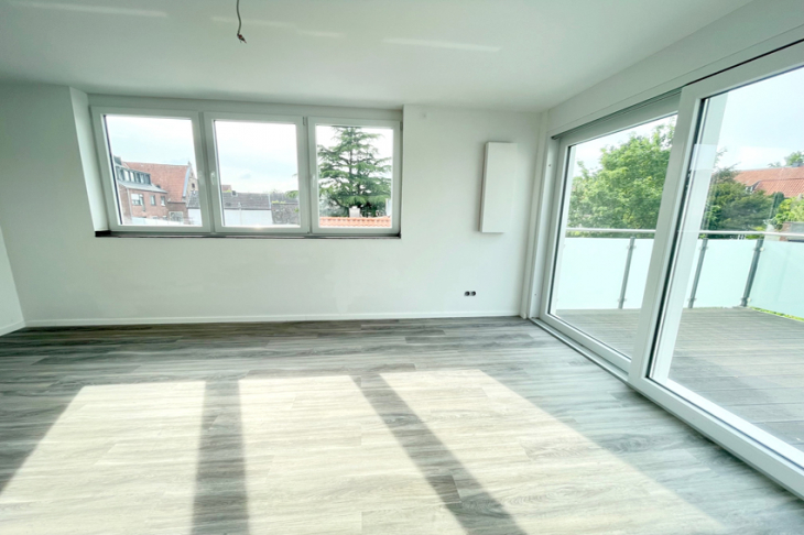 Wohnzimmer mit Schiebetür zur Terrasse