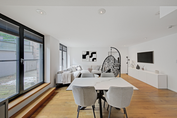 Wohnzimmer mit Südwest-Terrasse