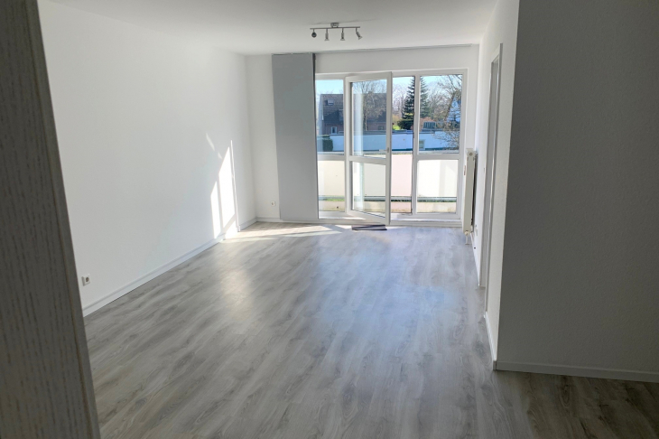 Wohnzimmer mit Zugang zum Balkon