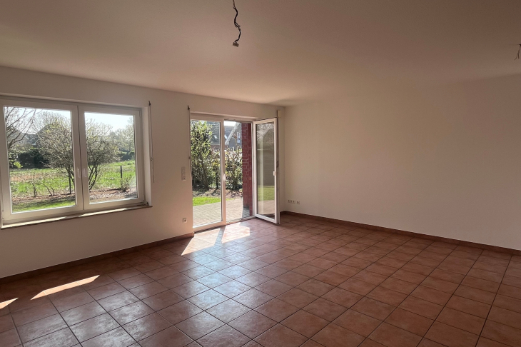 Wohnzimmer mit Zugang zum Garten